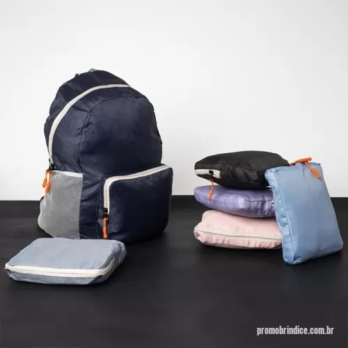 Mochila dobrável personalizada - Funcional e resistente à água, nossa mochila dobrável de 23 litros é perfeita para qualquer momento! Feita em nylon, ela se transforma em um estojo compacto quando não está em uso, ocupando pouco espaço nos ambientes. Ao ser aberta, vira uma mochila espaçosa com dois compartimentos, sendo o principal para notebooks de até 14 polegadas, bolsos laterais em malha e um bolso frontal, ideal para quem precisa de versatilidade, praticidade em uma só peça. Cores Disponíveis: Azul Clao, Azul Escuro, Cinza, Preto, Rosa e Roxo.