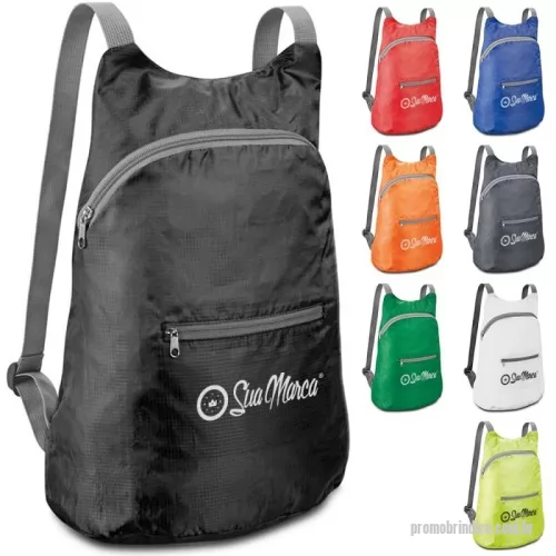 Mochila dobrável personalizada - Mochila dobrável personalizada em 210D ripstop, ideal para viagens e uso diário. Conta com um bolso frontal para maior praticidade e organização. Sua capacidade é de até 8 litros, oferecendo espaço suficiente para seus itens essenciais. Feita com material resistente, garante durabilidade e conforto no transporte. Compacta e leve, pode ser dobrada e armazenada de forma prática quando não estiver em uso. Perfeita para quem busca uma mochila funcional e de fácil transporte.