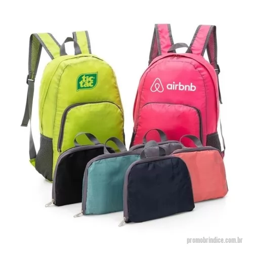 Mochila dobrável personalizada - Mochila dobrável de 25 litros confeccionada em nylon impermeável. Compacta e com abertura prática, possui compartimento principal com pequeno bolso interno, bolsos laterais em malha e bolso frontal – compartimento responsável por acomodar a mochila. Para armazenar a mochila no compartimento basta virar o bolso frontal do avesso e dobrar o tecido para melhor acomodação do material. O modo compacto possui uma alça em nylon para transporte, a mochila dispõe de alça de mão em nylon e alças ajustáveis para as costas com revestimento espumado.