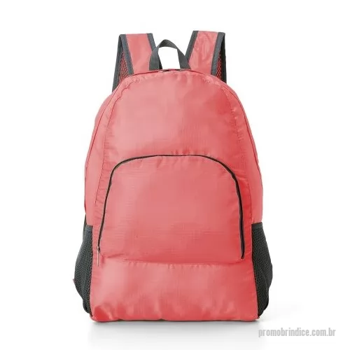 Mochila dobrável personalizada - Mochila dobrável de 21 litros confeccionada em nylon impermeável. Compacta e com abertura prática, possui compartimento principal com pequeno bolso interno, bolsos laterais em malha e bolso frontal – compartimento responsável por acomodar a mochila. Para armazenar a mochila no compartimento basta virar o bolso frontal do avesso e dobrar o tecido para melhor acomodação do material. O modo compacto possui uma alça em nylon para transporte, a mochila dispõe de alça de mão em nylon e alças ajustáveis para as costas com revestimento espumado.  Altura: 33 cm Largura: 28 cm Medidas aproximadas para gravação: (CxL): 15 cm x 21 cm