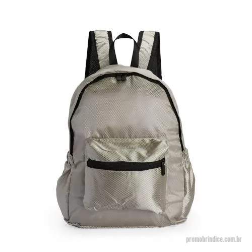 Mochila dobrável personalizada - Mochila dobrável confeccionada em poliéster impermeável, fechamento em zíper e capacidade máxima de 18 litros. Pode ser transportada como um estojo compacto quando dobrada e, ao ser desdobrada, apresenta um compartimento interno com divisória para no