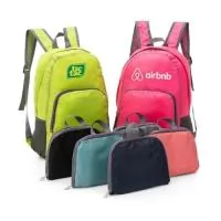 Mochila dobrável de 25 litros confeccionada em nylon impermeável. Compacta e com abertura prática, possui compartimento principal com pequeno bolso interno, bolsos laterais em malha e bolso frontal – compartimento responsável por acomodar a mochila. Para armazenar a mochila no compartimento basta virar o bolso frontal do avesso e dobrar o tecido para melhor acomodação do material. O modo compacto possui uma alça em nylon para transporte, a mochila dispõe de alça de mão em nylon e alças ajustáveis para as costas com revestimento espumado.