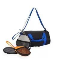 Bolsa Dobrável Poliéster – 6L  Descrição: Bolsa esportiva confeccionada em poliéster 420D resistente à água, com fechamento em zíper e capacidade de 6 litros. Seu design dobrável permite que seja compactada em formato arredondado, contando com bolso telado e alça de mão para facilitar o transporte. Quando aberta, oferece dois bolsos externos: um bolso frontal aberto e um bolso lateral em tela de nylon com elástico, garantindo praticidade no uso diário. Possui ainda duas alças laterais fixas e alça transversal ajustável, proporcionando conforto e versatilidade.  Especificações:  Material: Poliéster 420D  Capacidade: 6 L  Fechamento: Zíper  Recursos:  Modelo dobrável  Bolso telado no formato compacto  Bolso frontal aberto  Bolso lateral em tela com elástico  Alças:  Duas laterais fixas  Alça transversal ajustável  Dimensões (aberta):  Altura: 16 cm  Largura: 28 cm  Profundidade: 16 cm  Área aproximada para gravação (CxL):  Bolsa aberta: 8 cm × 12 cm  Bolsa dobrada: 12 cm × 12 cm  Peso ap