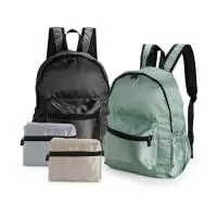 Mochila dobrável confeccionada em poliéster impermeável, fechamento em zíper e capacidade máxima de 18 litros. Pode ser transportada como um estojo compacto quando dobrada e, ao ser desdobrada, apresenta um compartimento interno com divisória para notebook de até 14 polegadas. Conta ainda com bolso frontal com zíper e dois bolsos laterais com elástico, uma alça superior em nylon e duas alças para as cosas com revestimento em espuma respirável.