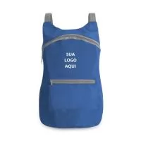 A Mochila Dobrável é prática e versátil, ideal para quem busca funcionalidade sem ocupar espaço. Produzida em 210D poliéster ripstop, é resistente e leve, perfeita para viagens, passeios ou uso diário. Com capacidade de 8 L, possui 1 compartimento principal e 1 bolso frontal com zíper, garantindo organização e praticidade. Quando não está em uso, pode ser facilmente dobrada e guardada, ocupando pouquíssimo espaço. Disponível em uma variada gama de cores, é um brinde corporativo moderno e útil, que pode ser personalizado com o logo da sua empresa.  Dimensões:  Aberta: 295 x 415 x 110 mm  Dobrada: 160 x 130 mm