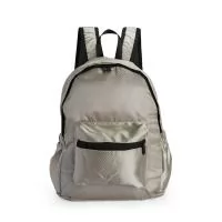 Mochila dobrável confeccionada em poliéster impermeável, fechamento em zíper e capacidade máxima de 18 litros. Pode ser transportada como um estojo compacto quando dobrada e, ao ser desdobrada, apresenta um compartimento interno com divisória para no