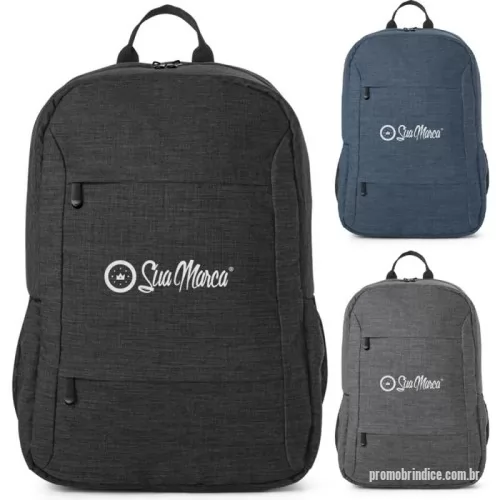 Mochila ecológica personalizada - Mochila personalizada para notebook confeccionada em poliéster reciclado de alta qualidade, oferecendo durabilidade e sustentabilidade. Possui compartimento principal almofadado, adequado para notebooks de até 15,6 polegadas e tablets de até 10,1 polegada. Conta com dois bolsos frontais com fechamento em zíper e dois bolsos laterais com detalhes em tela para melhor organização. A parte posterior e as alças são almofadadas e ajustáveis, proporcionando conforto durante o uso. Inclui ainda uma alça para acoplagem em malas de viagem, tornando-se uma opção prática para deslocamentos profissionais ou momentos de lazer. Capacidade total de dezoito litros.