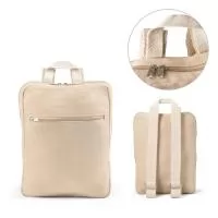 Mochila em juco (mistura de algodão e juta, 275 g/m²), um compartimento principal e bolso frontal com zíper. Pega em webbing de algodão no topo e alças ajustáveis em algodão bicolor. Capacidade até 7 L. 270 x 350 x 70 mm