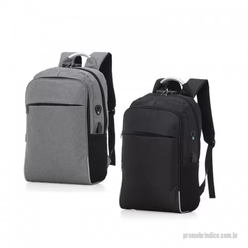 Mochila para notebook personalizada - Mochila anti-furto com cadeado com segredo, confeccionada em poliéster resistente com compartimento interno acolchoado com eva para notebook. Possui alça superior em metal e alças para ombros ajustáveis, almofadadas e anatômicas. Além de uma entrada usb com cabo auxiliar e conector externo para uso de bateria portátil e fone de ouvido(não inclusa). 430x296x125mm.