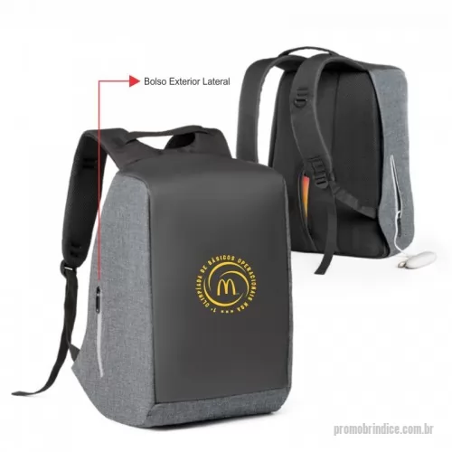 Mochila para notebook personalizada - Mochila para notebook. 900D de alta densidade e tarpaulin. Sistema anti-roubo: compartimento principal com zíper oculto e parte posterior com 2 bolsos ocultos com zíper, para maior segurança. Compartimento principal forrado e almofadado, com 2 divisórias almofadadas para notebook até 15.6'' e tablet 10.5''. Diversos bolsos interiores, incluindo bolso almofadado para smartphone. Presilhas para organização de cabos no interior. Bolso lateral exterior com zíper, com acesso a bolso interior ideal para bateria portátil, facilitando o carregamento de diversos dispositivos. Parte posterior almofadada e sistema de apoio acolchoado para as costas. Alças almofadadas, com 1 bolso com zíper. Excelente opção de brinde para eventos corporativos e campanhas de marketing.