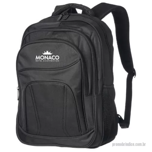 Mochila para notebook personalizada - Mochila de poliéster 42 litros com três compartimentos, sendo o principal com bolso para notebook 156. Com divisórias internas para acessórios, a mochila possui bolsos laterais em malha, alça para encaixe em malas de viagem, alças de compensação, duas alças de mãos e área costada com revestimento espumado. Acompanha plaquinha metálica. Altura :  51 cm Largura :  40 cm Profundidade :  21 cm Medidas aproximadas para gravação (CxL):  Plaquinha 1,5 cm x 3,5 cm Peso aproximado (g):  1193