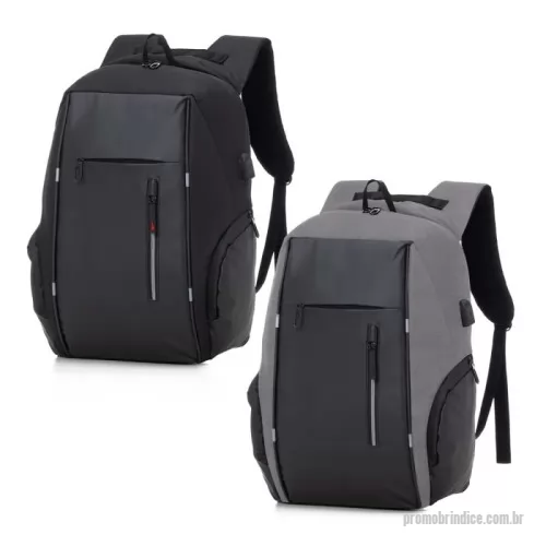 Mochila para notebook personalizada - Mochila para notebook confeccionada em poliéster reforçado com fechamento através de zíper e puxador metálico. Possui 2 bolsos frontais e laterais com zíper, além de compartimento interno acolchoado com eva para notebook até 17''. Alças para ombros almofadadas, anatômicas e ajustáveis. Possui entrada usb com cabo auxiliar e conector externo para uso de bateria portátil (não inclusa).