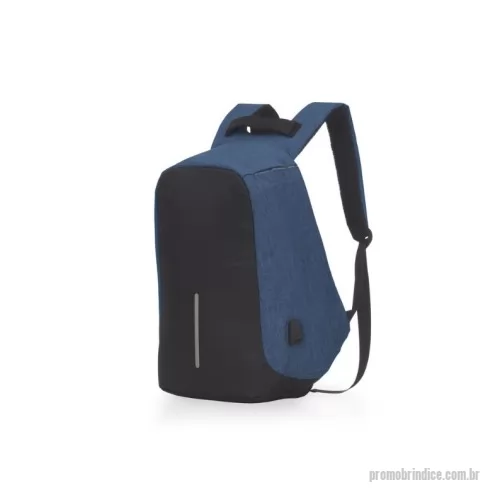 Mochila para notebook personalizada - Tecido poliéster toda forrada. Parte externa: Ziper protegido; Conector USB externo na lateral com cabo USB na parte interna; Mini bolso com ziper na alça de ombro; Alça p/ mala de viagem; Faixa refletiva noturna na parte externa. Parte interna: Bolso interno para celular; Bolso para tablet; Bolso interno com ziper; Cinto elástico nas repartições internas.  Compartimente acolchoado p/ Notebook com 33x25cm; Tamanho total do Notebook - 13