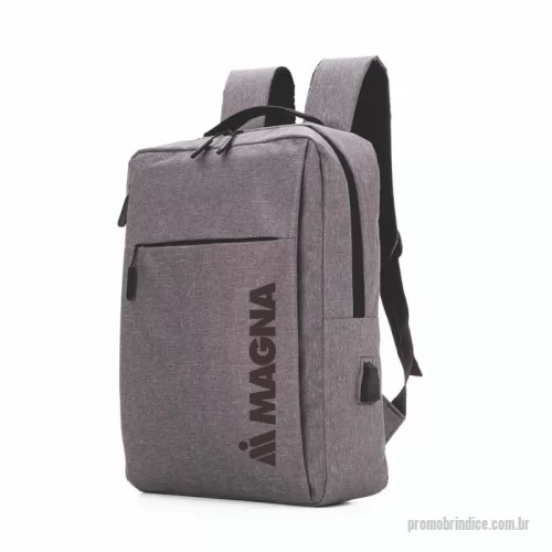 Mochila para notebook personalizada - Parte externa: 2 Bolsos frontais com ziper; 1 Bolso lateral; Alça de mão e ombro acolchoadas, engate para mala de viagem Conector USB externo na lateral.    Parte interna: Compartimento acolchoado p/ notebook de 39x27cm; Tamanho total do Notebook - 15,6¨ 2 Porta Objetos; 2 Porta Canetas.
