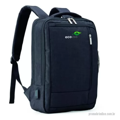 Mochila para notebook personalizada - Mochila de poliéster 19 litros com 4 compartimentos, sendo o principal com bolso para notebook 15,6 e compartimento com bolso sanfonado, ideal para documentos. Com divisórias internas para acessórios, a mochila possui suporte externo USB, alça para engate em malas de viagem e duas alças de mãos, sendo uma delas para o transporte da mochila no formato pasta.
