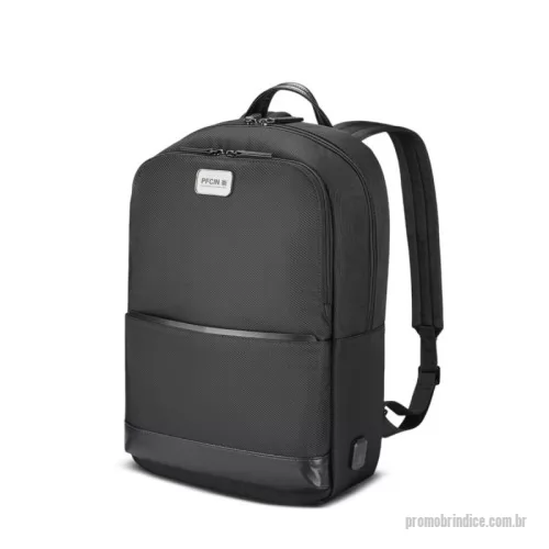 Mochila para notebook personalizada - Mochila premium, produzida com poliéster acolchoado, alças de ombro acolchoadas, bolso frontal com zíper,divisória interna para canetas e pequenos objetos, aceita notebook de até 15,6”, porta USB na lateral, com engate para mala de viagem. Dimensão Produto: 48x32x17cm * Acompanha placa em aço inox.