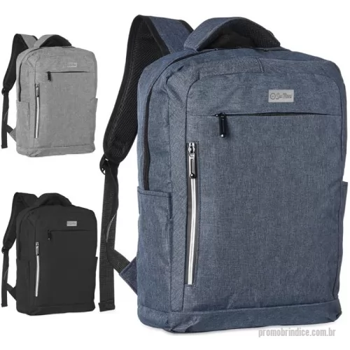 Mochila para notebook personalizada - Versátil e moderna, esta mochila de nylon resistente oferece 20 litros de capacidade e três compartimentos espaçosos, incluindo um bolso acolchoado para notebook de até 15,6”. Equipada com bolsos laterais, faixa refletiva para segurança, e um adaptador USB externo para facilitar o carregamento do seu dispositivo.  Seu design ergonômico conta com alças espumadas, duas alças de mão e uma faixa traseira para encaixe em malas de viagem, garantindo praticidade em qualquer jornada. Acompanha plaquinha metálica personalizável para um toque exclusivo.