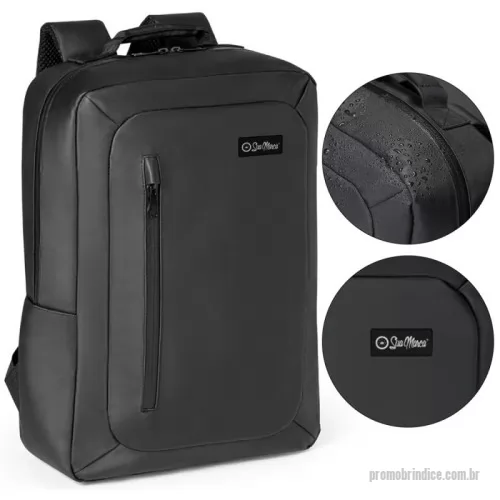 Mochila para notebook personalizada - A Mochila para Notebook 600D Impermeável é a escolha ideal para quem busca praticidade e proteção. Com um compartimento principal almofadado e divisória para notebooks de até 15.6'', ela garante segurança para seu equipamento. O bolso frontal e os zípers impermeáveis mantêm seus itens protegidos, enquanto o bolso lateral em tela oferece mais organização. A parte posterior acolchoada e as alças almofadadas proporcionam conforto durante o uso. Com capacidade de até 10L, essa mochila é perfeita para quem precisa de um aliado resistente e funcional no dia a dia.