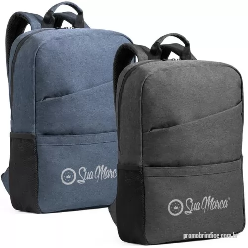 Mochila para notebook personalizada - Mochila para notebook feita em 600D poliéster reciclado (100% rPET), garantindo durabilidade e respeito ao meio ambiente. Com alças almofadadas, ela oferece conforto durante todo o dia. O compartimento principal conta com duas divisórias acolchoadas, protegendo seu notebook de até 15.6'' e tablet de até 10.5''. Além disso, possui dois bolsos frontais com fecho e um prático bolso lateral em tela mesh com elástico, ideal para acessórios. Sua parte posterior também é almofadada e equipada com uma banda para facilitar o transporte no trolley, tornando a mochila perfeita para quem precisa de organização e praticidade.