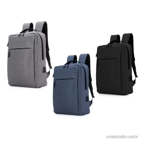 Mochila para notebook personalizada - Mochila para notebook confeccionada em poliéster reforçado, garantindo resistência e durabilidade. Conta com fechamento em zíper com puxador metálico para maior segurança. Seu compartimento interno acolchoado com EVA oferece proteção extra para notebooks, enquanto as alças anatômicas e ajustáveis proporcionam conforto no transporte.  Destaque para a entrada USB com cabo auxiliar e conector externo, permitindo o uso de bateria portátil (não inclusa) para carregar dispositivos de forma prática.  Dimensões: 410 x 287 x 110 mm  Um brinde funcional e moderno da Youdu Brindes, ideal para o dia a dia corporativo e viagens.