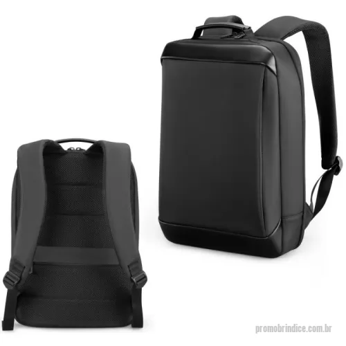 Mochila para notebook personalizada - Mochila premium para viagens de negócios, projetada para oferecer conforto e funcionalidade. Fabricada em tecido de poliéster resistente, conta com alças de ombro acolchoadas para maior ergonomia e praticidade no transporte.  Possui compartimento acolchoado para notebook de até 15,6”, garantindo proteção extra. Seu engate para mala de viagem facilita deslocamentos, enquanto a porta USB lateral permite o carregamento de dispositivos móveis com praticidade. Conta ainda com bolso lateral, ideal para armazenar itens essenciais de fácil acesso.  Um brinde sofisticado e funcional da Youdu Brindes, perfeito para executivos e profissionais em movimento.