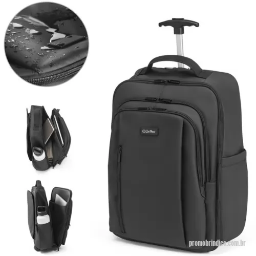 Mochila para notebook personalizada - Mochila trolley confeccionada em material resistente com revestimento que protege contra respingos. Possui compartimento principal amplo, incluindo um bolso dedicado para acomodar notebooks de até dezessete polegadas. Conta com três bolsos frontais com fechamento em zíper e dois bolsos laterais com elástico na parte superior, ideais para transportar garrafas. Estrutura funcional com rodas protegidas e alça metálica extensível para facilitar o transporte. A parte traseira e as alças são acolchoadas para maior conforto. Inclui uma placa metálica removível com sistema magnético, facilitando a personalização. Capacidade total de vinte e oito litros.