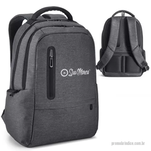 Mochila para notebook personalizada - Mochila personalizada para notebook confeccionada em nylon resistente e impermeável. Possui dois compartimentos principais com interior forrado e almofadado. O compartimento traseiro inclui um bolso interno com zíper e uma divisória acolchoada para acomodar notebooks de até dezessete polegadas. O compartimento frontal conta com múltiplos bolsos internos para melhor organização. Dispõe de dois bolsos frontais e dois bolsos laterais. As alças são ajustáveis e almofadadas para maior conforto. A parte traseira é acolchoada e possui um sistema de apoio ergonômico para as costas, além de uma tira para encaixe em malas de rodinhas com bolso adicional. Capacidade total de vinte e seis litros.