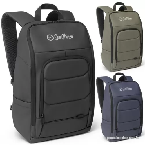 Mochila para notebook personalizada - Mochila para notebook confeccionada em poliéster reciclado de alta densidade, proporcionando resistência e durabilidade. Conta com revestimento resistente à água e forro interno também em poliéster reciclado. Dispõe de um amplo compartimento principal com diversos bolsos organizadores e duas divisórias acolchoadas, adequadas para notebooks de até 16 polegadas e tablets de até 10.1 polegadas. Possui bolso frontal com zíper e divisórias internas, além de um bolso lateral projetado para transportar garrafas ou squeezes. A parte traseira é acolchoada para maior conforto e inclui uma alça para fixação em malas de viagem. Conta ainda com uma faixa refletora na parte frontal, proporcionando maior segurança em ambientes de baixa luminosidade. Capacidade de até 19 litros.