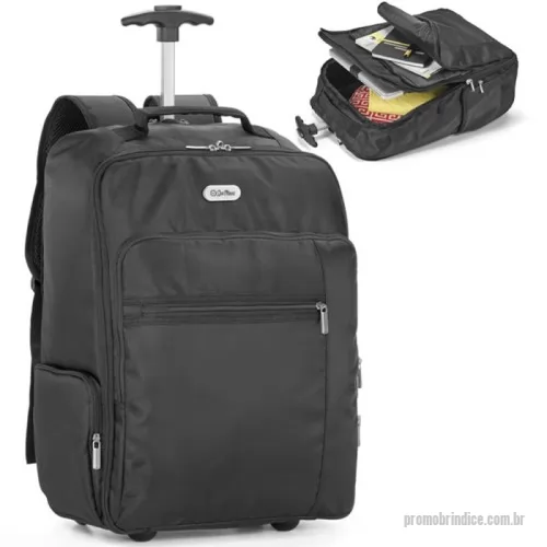 Mochila para notebook personalizada - Mochila trolley personalizada para notebook confeccionada em material resistente com duas rodas para facilitar o transporte. Possui compartimento principal forrado e almofadado, incluindo divisória especial para notebooks de até dezessete polegadas. Conta com dois bolsos frontais e dois bolsos laterais com fechamento em zíper para maior organização. Equipada com alças almofadadas e protetor de rodas para maior conforto e durabilidade. A estrutura inclui pega extensível em metal com sistema de mola, atingindo altura de cinquenta e cinco centímetros quando estendida. Capacidade total de vinte e oito litros.