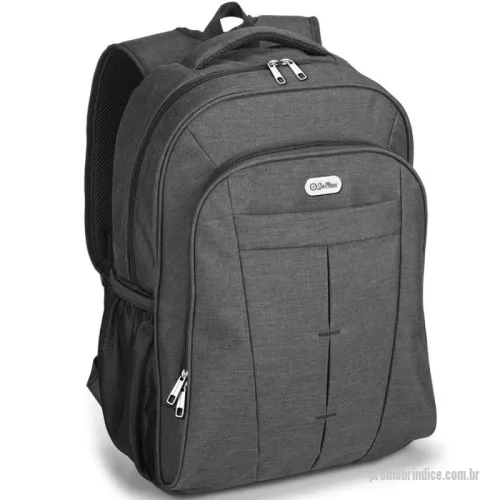 Mochila para notebook personalizada - Mochila personalizada para notebook fabricada em tecido resistente de alta densidade. Possui compartimento principal forrado com divisória acolchoada para notebooks de até dezessete polegadas, garantindo proteção e segurança. Conta com diversos bolsos internos para organização, dois bolsos laterais em material respirável e dois bolsos frontais de fácil acesso. A parte posterior é almofadada e inclui um sistema de apoio ergonômico para as costas, além de alças ajustáveis e acolchoadas para maior conforto. Acompanha placa metálica removível com fixação magnética, facilitando a personalização. Capacidade total de vinte e quatro litros.