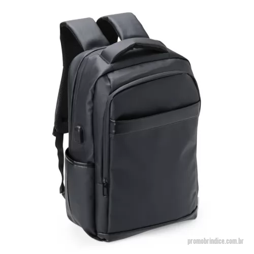 Mochila para notebook personalizada - Nossa mochila de 39 litros combina funcionalidade e conforto! Feita em couro sintético resistente à água e com design inteligente, é perfeita para impressionar no mundo corporativo.  Conta com quatro compartimentos estratégicos: um frontal, outro com bolsos e divisórias para documentos e canetas, um compartimento antifurto para proteger os itens mais valiosos e um principal, com espaço para notebooks de até 15,6