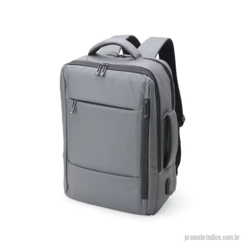 Mochila para notebook personalizada - Mochila em couro sintético 23 litros resistente à água com quatro compartimentos, sendo o principal com bolso para notebook 15,6 e tablet 10. Com divisórias internas para acessórios, a mochila possui suporte externo usb, alça para encaixe em malas de viagem e duas alças de mãos, sendo uma delas lateral para o transporte da mochila no modo pasta.