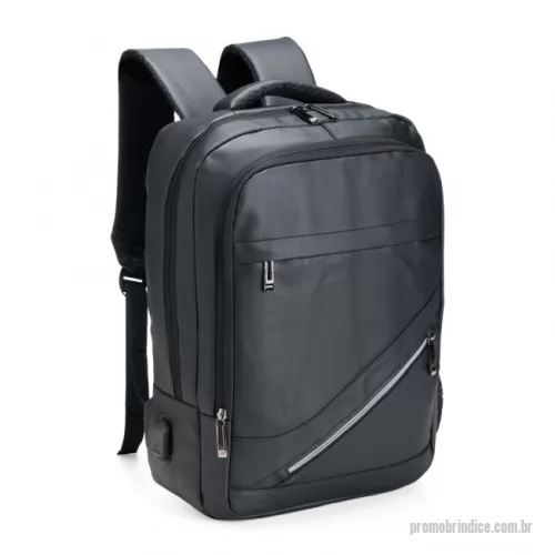 Mochila para notebook personalizada - Leve tudo o que precisar para todos os lugares com esta mochila de 18 litros. Feita de couro sintético resistente à água, ela garante a proteção de tudo que há dentro da mochila contra chuva e respingos dágua. Além disso, ela possui dois bolsos na frente, um compartimento no meio que fica à frente da abertura principal e outro bolso lateral em rede para carregar garrafas ou guarda-chuvas. Por dentro, é possível guardar notebooks de até 15,6 polegadas e, em meio ao seu amplo espaço, há um extensor USB para fazer recargas com toda praticidade.