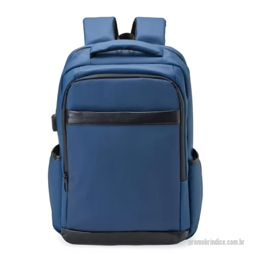 Mochila para notebook personalizada - Nossa mochila de 21 litros combina funcionalidade e conforto! Feita em couro sintético resistente à água e com design inteligente, é perfeita para impressionar no mundo corporativo.  Conta com quatro compartimentos estratégicos: um frontal, outro com bolsos e divisórias para documentos e canetas, um compartimento antifurto para proteger os itens mais valiosos e um principal, com espaço para notebooks de até 15,6
