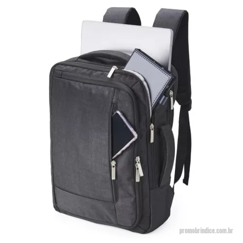 Mochila para notebook personalizada - Mochila de poliéster 19 litros com 4 compartimentos, sendo o principal com bolso para notebook 15,6 e compartimento com bolso sanfonado, ideal para documentos. Com divisórias internas para acessórios, a mochila possui suporte externo USB, alça para engate em malas de viagem e duas alças de mãos, sendo uma delas para o transporte da mochila no formato pasta.  Altura :  41 cm  Largura :  31 cm  Profundidade :  15 cm