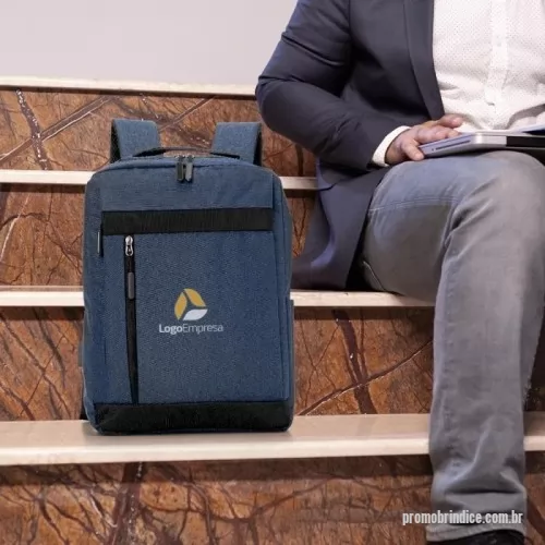 Mochila para notebook personalizada - Descrição: Mochila de nylon 21 litros com três compartimentos, sendo o principal com bolso para notebook de até 15,6 polegadas. Com divisórias internas para acessórios, a mochila possui bolso lateral e suporte externo usb.  Altura :  42 cm  Largura :  30 cm  Profundidade :  17 cm  Medidas aproximadas para gravação (CxL):  18 cm x 21 cm  Peso aproximado (g):  487