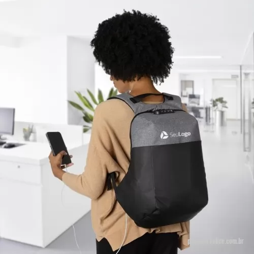Mochila para notebook personalizada - Descrição: Mochila anatômica antifurto de 35 litros em poliéster resistente à água com três compartimentos, sendo dois deles exclusivos para cartões e proteção contra furto. Contém cadeado numérico, compartimento principal com amplo espaço e bolso para notebook 156, bolsos internos, suporte externo usb, alça para encaixe em malas de viagem e revestimento costado espumado. Acompanha plaquinha metálica.  Altura :  45,5 cm  Largura :  33,5 cm  Profundidade :  19 cm