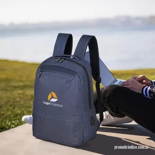 Mochila para notebook personalizada - Descrição: Mochila de nylon 21 litros com três compartimentos, sendo o principal com bolso para notebook 156. A mochila possui bolso lateral e suporte externo usb.  Altura :  42 cm  Largura :  30 cm  Profundidade :  17 cm  Medidas aproximadas para gravação (CxL):  25 cm x 16 cm