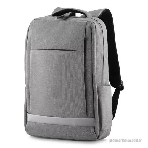 Mochila para notebook personalizada - Mochila para notebook em tecido poliéster com detalhe em PVC e interior em 210D.  Parte externa: Bolso frontal com ziper. Bolso pequeno na lateral direita. Conector USB e conector P2 para fone de ouvido ligado ao interior da mochila com cabos. Alça de mão e ombro acolchoada. Engate para mala de viagem.  Parte interna: Compartimento acolchoado p/ notebook 40x28cm. Tamanho total do Notebook - 15.6