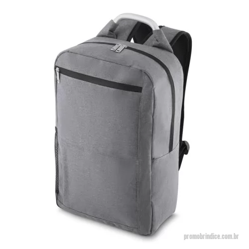 Mochila para notebook personalizada - Mochila p/ notebook em tecido poliéster 300D e interior em 190T.  Parte externa: Alça de mão em haste de metal. Alça de ombro acolchoada. Bolso lateral em malha. Dois bolsos frontais com ziper.  Parte interna: Compartimento acolchoado p/ notebook, 45x29cm. Tamanho total do Notebook - 15,6¨