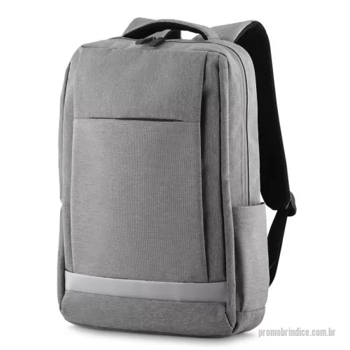 Mochila para notebook personalizada - Mochila para notebook em tecido poliéster 600D com detalhe em PVC e interior em 210D.  Parte externa: Bolso frontal com ziper. Bolso pequeno na lateral direita. Conector USB e conector P2 para fone de ouvido ligado ao interior da mochila com cabos. Alça de mão e ombro acolchoada. Engate para mala de viagem.  Parte interna: Compartimento acolchoado p/ notebook 40x28cm. Tamanho total do Notebook - 15.6