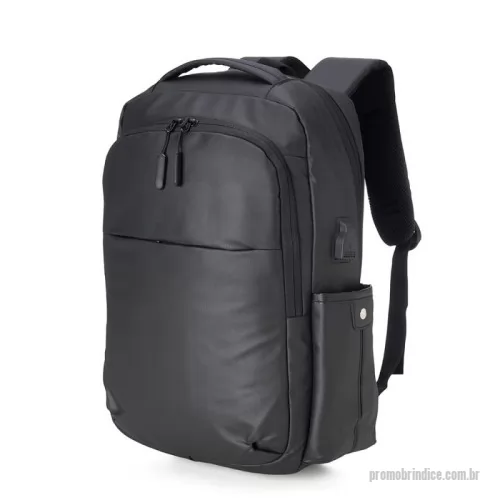 Mochila para notebook personalizada - Mochila em couro sintético 20 litros resistente à água com quatro compartimentos, sendo o principal com bolso para notebook até 14 polegadas e um exclusivo com proteção contra furto. Com divisórias internas para acessórios, a mochila possui bolsos laterais, suporte externo USB, duas alças de mãos, alça para encaixe em malas de viagem e área costada com revestimento espumado.