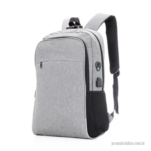 Mochila para notebook personalizada - Mochila para notebook em tecido poliéster 300D e interior em 210D. Parte externa: Fechamento por cadeado com senha; Alça de mão em metal; Alça de ombro acolchoada; 2 bolsos frontais; 2 bolsos laterais; Mini bolso na alça de ombro; Conector USB na lateral; Saída para fones de ouvido na lateral. Parte interna: Compartimento para notebook de 30x27cm, Tamanho total do Notebook - 15,6