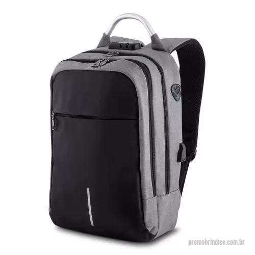 Mochila para notebook personalizada - Mochila para notebook em tecido poliéster 50% Oxford e 50% PU e interior em poliéster 210D.  Parte externa: Possui fechamento em cadeado com segredo; Alça de mão em metal; Alça de ombro acolchoada; Mini bolso na alça de ombro; Fita refletiva noturna. Engate para mala da viagem; Bolso frontal grande.Saída USB e fone de ouvido.  Parte interna: Divisórias internas para canetas, documentos e telefone celular.  Compartimento acolchoado para notebook, 43x27cm.  Tamanho total do Notebook - 15.6