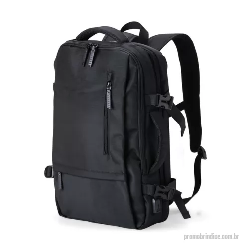 Mochila para notebook personalizada - Mochila de nylon 20 litros com quatro compartimentos, sendo o principal com bolso para notebook 15,6 e tablet 12,4. Com divisórias internas para acessórios e porta chave, a mochila possui adaptador USB externo, alça para encaixe em malas de viagem, alças de compensação, duas alças de mãos, área costada com revestimento espumado e alças para as costas com faixas refletivas e revestimento espumado.