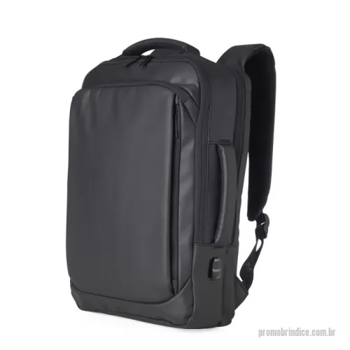 Mochila para notebook personalizada - Mochila Executiva em Couro Sintético 17L com Compartimento para Notebook, USB e Alça Lateral Estilo Pasta Elegante, prática e versátil, esta mochila de 17 litros em couro sintético resistente à água foi projetada para profissionais exigentes que buscam estilo e funcionalidade no dia a dia. Possui cinco compartimentos, sendo o principal com bolso acolchoado para notebook de até 15,6”, além de divisórias internas organizadoras para acessórios e documentos.  Seu design moderno inclui duas alças de mão, com destaque para a alça lateral que permite o uso no modo pasta, ideal para reuniões ou viagens de negócios. A mochila também conta com suporte USB externo, facilitando a recarga de dispositivos (necessita power bank) e alça traseira para acoplamento em malas de viagem, tornando o transporte ainda mais prático.  ???? Especificações Técnicas: Capacidade: 17 Litros  Altura: 45,2 cm  Largura: 33,5 cm  Profundidade: 11,6 cm  Peso aproximado: 730 g  Área para personalização (CxL): 23 cm x 31 cm