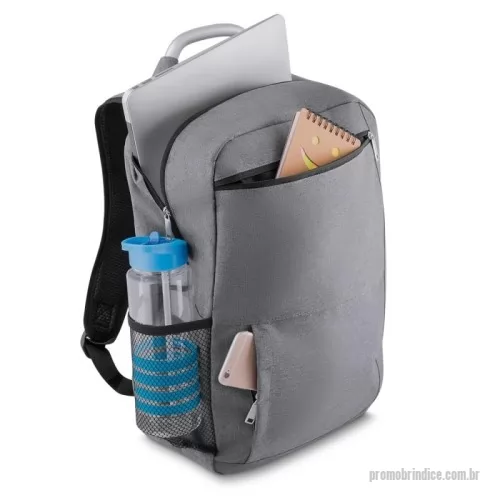 Mochila para notebook personalizada - Mochila em Nylon para Notebook – Funcionalidade, Proteção e Conforto no Dia a Dia  Projetada para quem precisa de praticidade com segurança, esta mochila em nylon é ideal para o transporte do seu notebook e demais itens essenciais. Possui compartimento interno acolchoado para notebook, bolso frontal para fácil acesso a pequenos objetos, bolsos laterais em malha e bolso superior funcional. A alça de mão reforçada em aço oferece maior durabilidade, enquanto as alças ajustáveis com revestimento de espuma proporcionam conforto extra durante o uso prolongado.  Especificações:  Dimensões: 45,5 cm (A) x 32,5 cm (L) x 17 cm (P)  Área de gravação: 15,5 cm x 23,5 cm  Peso aproximado: 420 g
