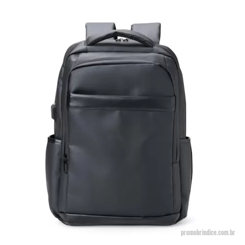 Mochila para notebook personalizada - Nossa mochila de 21 litros combina funcionalidade e conforto! Feita em couro sintético resistente à água e com design inteligente, é perfeita para impressionar no mundo corporativo.  Conta com quatro compartimentos estratégicos: um frontal, outro com bolsos e divisórias para documentos e canetas, um compartimento antifurto para proteger os itens mais valiosos e um principal, com espaço para notebooks de até 15,6