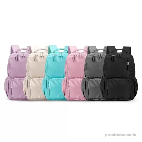 Mochila para notebook personalizada - Mochila de design ágil, feita em poliéster impermeável e pronta para encarar qualquer rotina. Com capacidade máxima de 18 litros, o compartimento interno traz uma divisória ideal para guardar notebooks de até 15,6 polegadas. Além disso, conta com três bolsos frontais em diferentes tamanhos e outros dois, posicionados nas laterais, com elástico. As alças e região das costas possuem revestimento em espuma respirável para maior conforto durante o uso.
