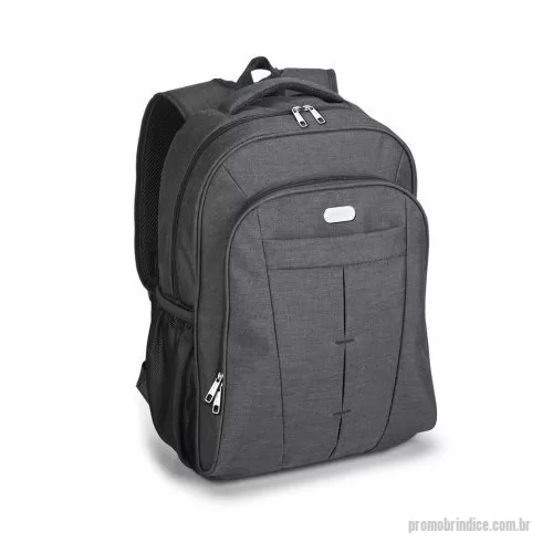 Mochila para notebook personalizada - Mochila para notebook em 600D de alta densidade com compartimento forrado, com divisória almofadada para notebook até 17'' e diversos bolsos interiores. 2 bolsos laterais em tela mesh e 2 bolsos frontais. Parte posterior almofadada, com sistema de apoio acolchoado para as costas e alças almofadadas. Placa metálica removível com imã, para fácil gravação.
